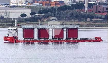 SELF-PROPELLED PONTOON SHIP WITH DYNAMIC POSITIONING